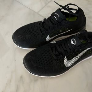 NIKE BLACK FLYNIT FREE size 7
VERY COMFORTABLE